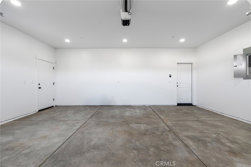 https://media.crmls.org/medias/171bf4e6-2501-43e8-bd35-7c5395017a33.jpg?preset=X-Large