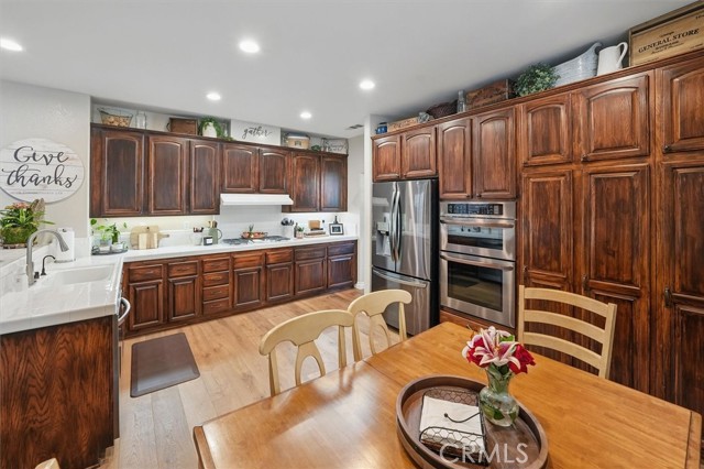 28433 Pinewood Court, Saugus CA: https://media.crmls.org/medias/171c3eda-fdb1-464e-bb05-b1e46979f87e.jpg