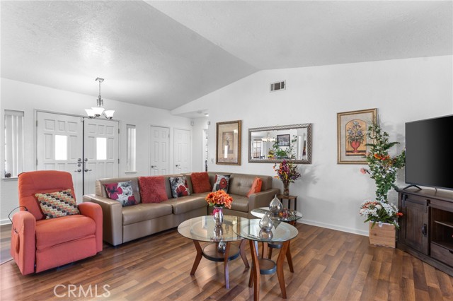 20071 Serrano, Apple Valley CA: https://media.crmls.org/medias/171c442e-421d-410e-ab4a-1c329c86438c.jpg