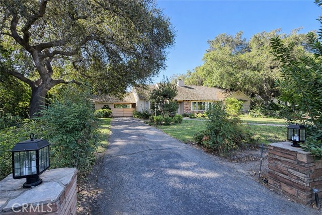 18 Woodland LN