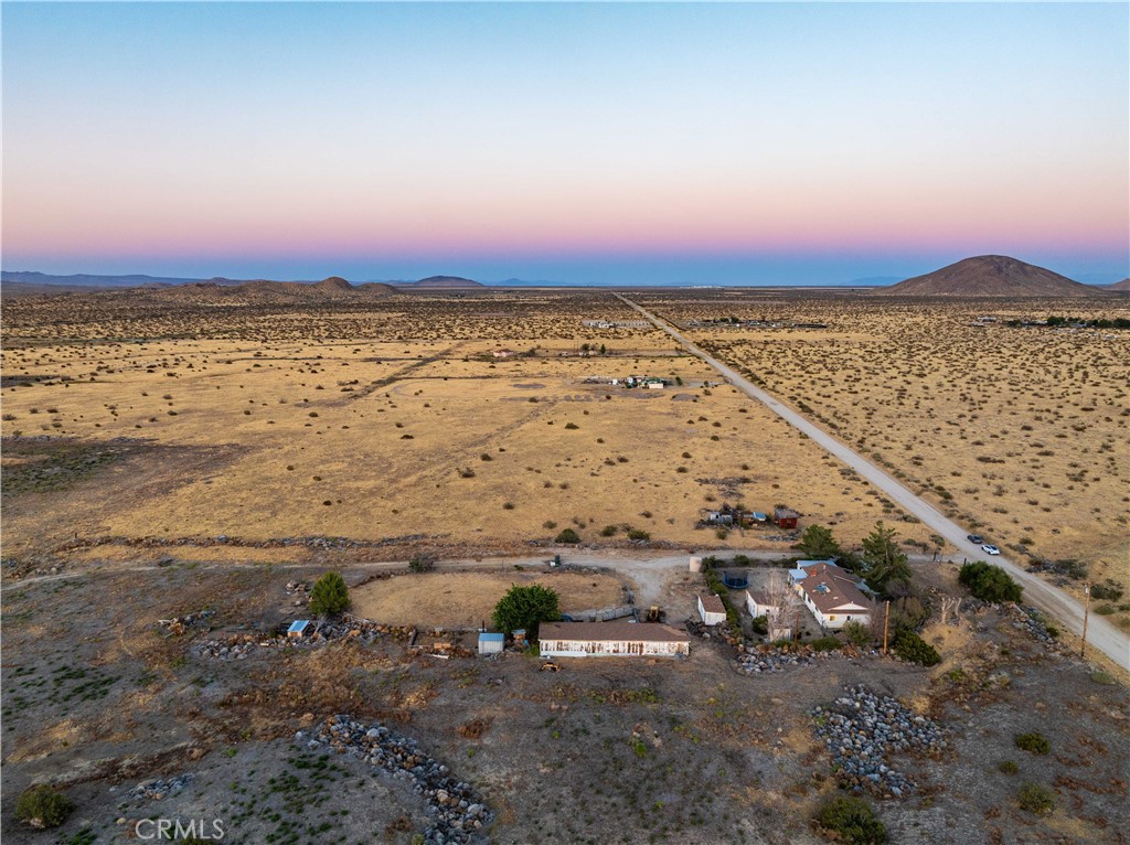 https://media.crmls.org/medias/171dd0dc-d895-43f5-bf16-b64170b36105.jpg?preset=X-Large