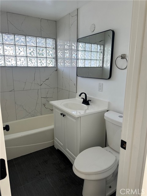 Detail Gallery Image 8 of 10 For 9511 Hayvenhurst Aly, Northridge,  CA 91343 - 4 Beds | 2 Baths