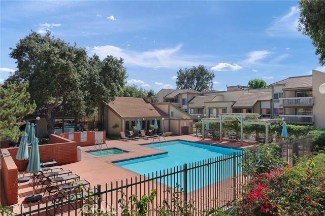 Detail Gallery Image 2 of 26 For 460 Arbor Lane Ct #103,  Thousand Oaks,  CA 91360 - 2 Beds | 2 Baths