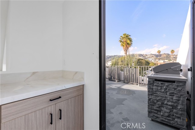 Detail Gallery Image 9 of 17 For 528 N Flores St #101,  West Hollywood,  CA 90048 - 2 Beds | 2/1 Baths