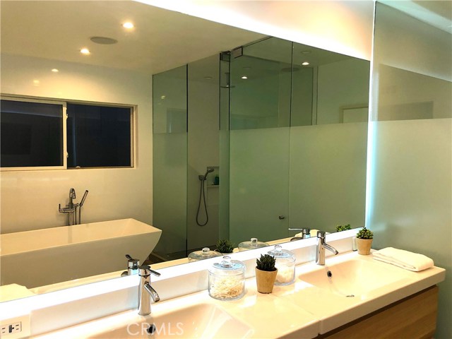 5714 Vantage Avenue, Valley Village CA: https://media.crmls.org/medias/17277434-4e45-4405-beaf-a708520b6b33.jpg
