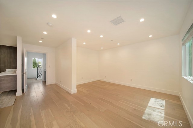 Detail Gallery Image 8 of 16 For 305 La Jolla Dr, Newport Beach,  CA 92663 - 2 Beds | 2/1 Baths