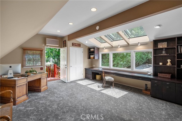 11818 Laurel Hills Road, Studio City CA: https://media.crmls.org/medias/172e30d9-db68-4077-9cf5-5be5f893e155.jpg