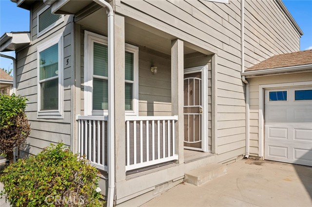 Detail Gallery Image 3 of 40 For 9921 Flora Vista #5,  Bellflower,  CA 90706 - 4 Beds | 2 Baths