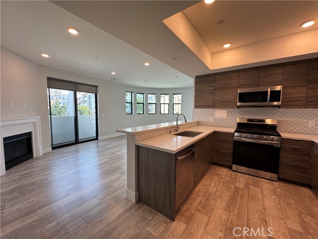 Detail Gallery Image 7 of 34 For 4383 N Sepulveda Blvd, Sherman Oaks,  CA 91403 - 2 Beds | 2 Baths