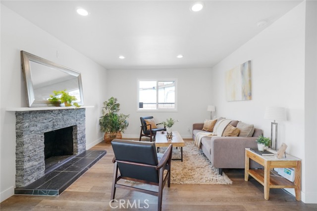 Living room w Fireplace