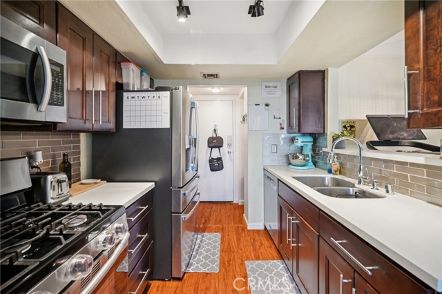 Detail Gallery Image 5 of 36 For 20155 Keswick St #112,  Winnetka,  CA 91306 - 2 Beds | 2/1 Baths