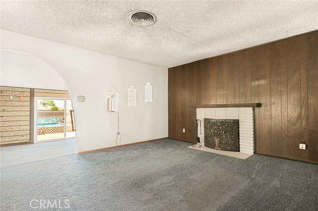 3061 W Oregon Street, Rialto CA: https://media.crmls.org/medias/1738ca24-eb97-491d-9387-f6e5fba13c17.jpg