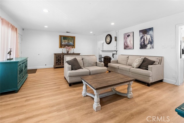 Detail Gallery Image 5 of 11 For 6608 Saint Clair Ave, North Hollywood,  CA 91606 - 4 Beds | 3 Baths