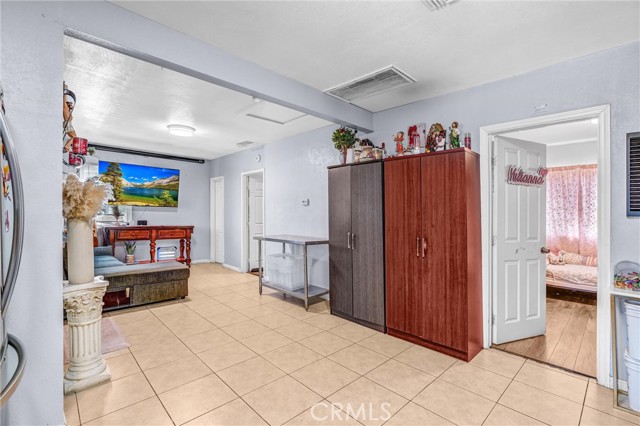 10517 Firmona Avenue, Inglewood CA: https://media.crmls.org/medias/17398191-236e-4fc0-a1d8-6db4fe52244a.jpg
