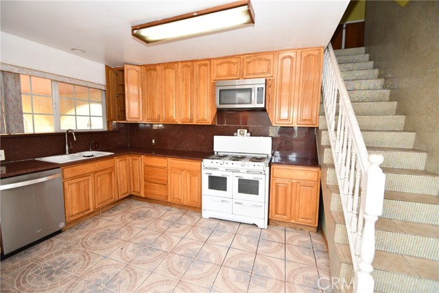 Detail Gallery Image 4 of 22 For 14103 Fonthill Ave a,  Hawthorne,  CA 90250 - 6 Beds | 3 Baths