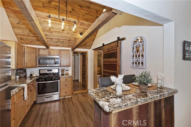 Detail Gallery Image 10 of 49 For 39234 N Shore Dr, Fawnskin,  CA 92333 - 2 Beds | 1/1 Baths