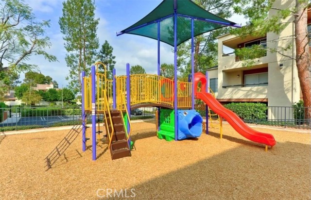 21500 Burbank Boulevard, Woodland Hills CA: https://media.crmls.org/medias/173f2243-778b-4518-9a38-b9c93eb47d44.jpg