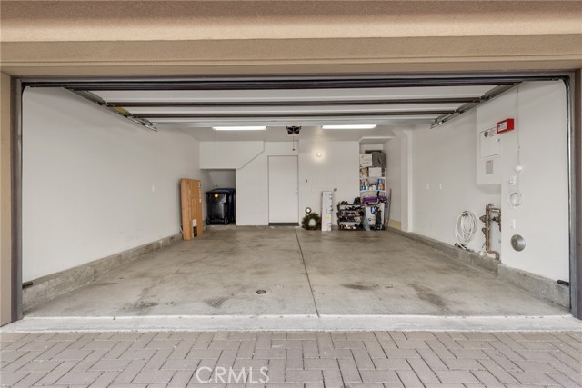 Detail Gallery Image 23 of 28 For 14104 W Birch Ln, Van Nuys,  CA 91405 - 3 Beds | 3 Baths