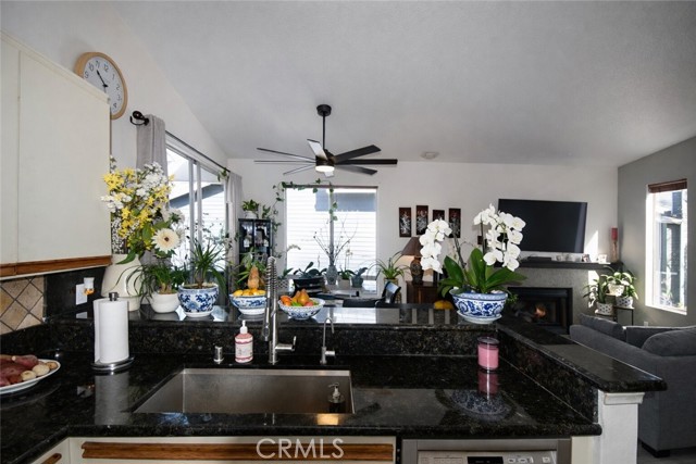 Detail Gallery Image 7 of 23 For 12061 Brighton Riv, Unit 47, Fountain Valley,  CA 92708 - 2 Beds | 1 Baths