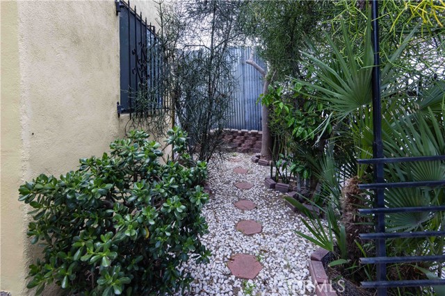 Detail Gallery Image 11 of 40 For 2111 E 95th St, Los Angeles,  CA 90002 - 2 Beds | 1 Baths