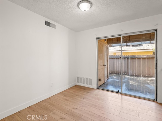 Detail Gallery Image 9 of 22 For 3725 N Fruit Ave #B,  Fresno,  CA 93705 - 2 Beds | 1 Baths