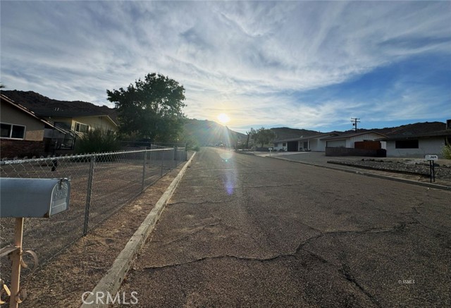 Detail Gallery Image 4 of 22 For 12145 Lakeview Dr, Trona,  CA 93562 - 3 Beds | 2 Baths