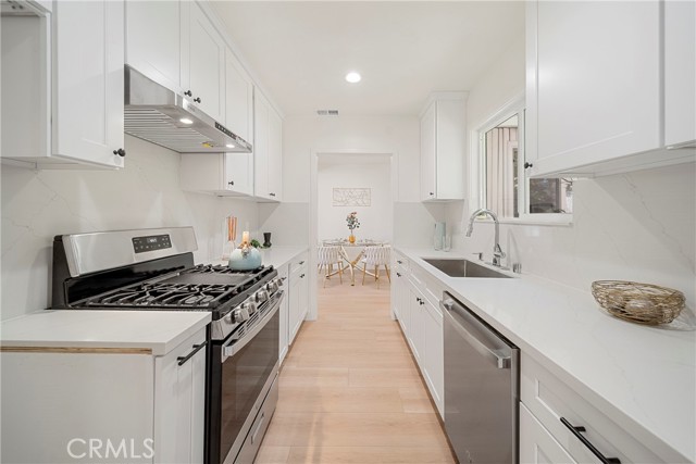 3211 W Jeffries Avenue, Burbank CA: https://media.crmls.org/medias/1747c332-690d-4d05-ba56-68272a402201.jpg