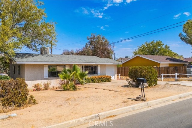 Detail Gallery Image 2 of 38 For 55960 Onaga Trl, Yucca Valley,  CA 92284 - 2 Beds | 1 Baths