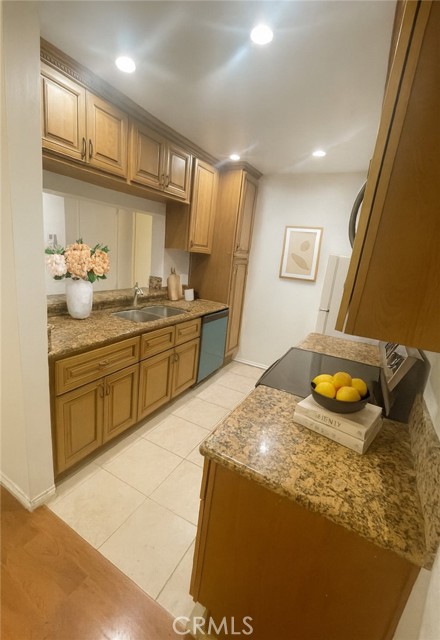 Detail Gallery Image 3 of 29 For 5460 White Oak Ave #J206,  Encino,  CA 91316 - 2 Beds | 2 Baths