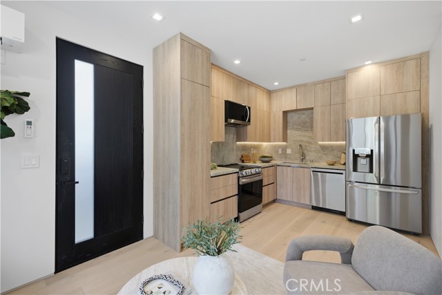 22518 Burbank photo 43