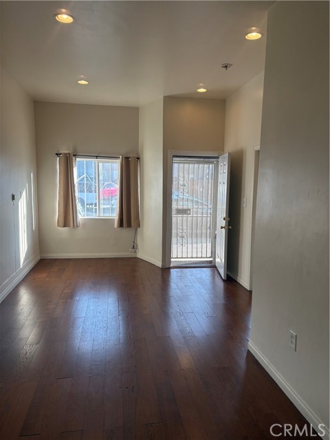 Detail Gallery Image 6 of 13 For 223 E Eagle, Long Beach,  CA 90806 - – Beds | – Baths