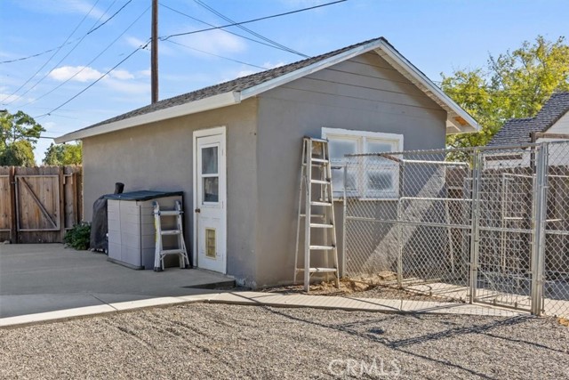 Single car garage with dog kennel attached