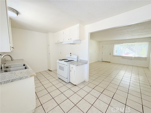 305 Orchid Lane, Pomona CA: https://media.crmls.org/medias/174fbd7d-6065-4c2e-986b-5957f38d716e.jpg