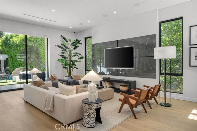 Detail Gallery Image 13 of 59 For 15231 Greenleaf St, Sherman Oaks,  CA 91403 - 6 Beds | 7/1 Baths