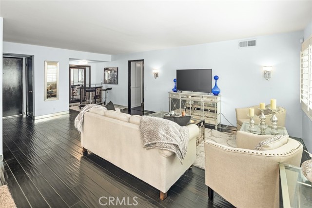 Detail Gallery Image 14 of 26 For 1121 N Olive Dr #209,  West Hollywood,  CA 90069 - 2 Beds | 2 Baths
