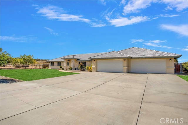 Detail Gallery Image 2 of 45 For 11020 Blue Jay Way, Oak Hills,  CA 92344 - 5 Beds | 2 Baths