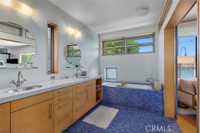 Detail Gallery Image 27 of 46 For 604 33rd St, Manhattan Beach,  CA 90266 - 4 Beds | 5/1 Baths