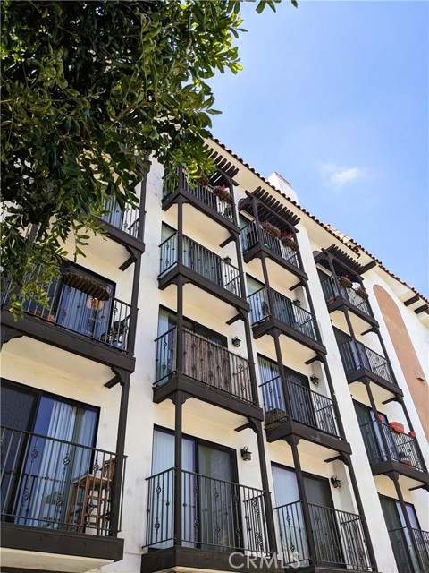 Detail Gallery Image 1 of 28 For 11162 Camarillo St #206,  –,  CA 91602 - 2 Beds | 2 Baths