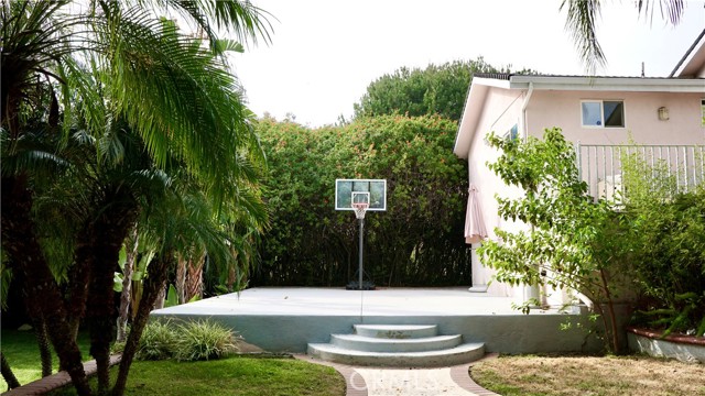 925 Sherlock Dr, Burbank CA: https://media.crmls.org/medias/17592e5f-49c0-4946-8e01-eaf5e5a1ebd9.jpg