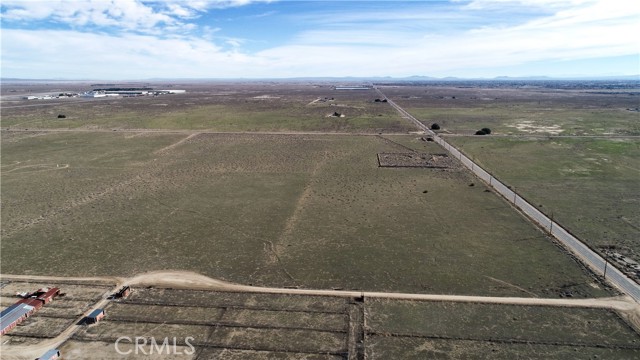 3 W H Avenue, Lancaster CA: https://media.crmls.org/medias/175e4eeb-e210-476e-a31a-1a4c500ab2bd.jpg