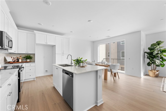 Detail Gallery Image 3 of 23 For 9423 1/2 N Sepulveda Blvd. #3,  North Hills,  CA 91343 - 2 Beds | 2/1 Baths