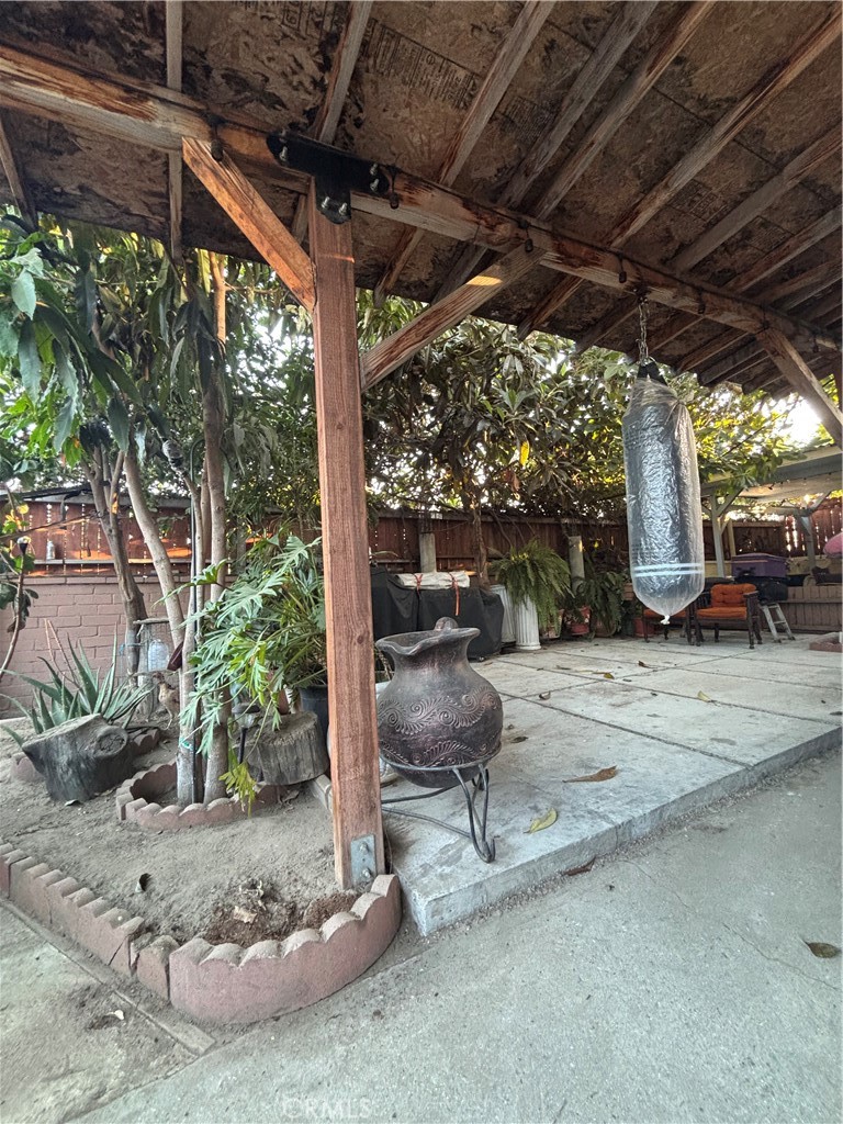 https://media.crmls.org/medias/1763e5f1-8773-4523-8240-aa9691a18f04.jpg?preset=X-Large