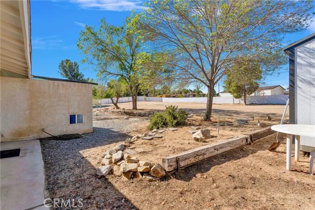 19445 Yanan Road, Apple Valley CA: https://media.crmls.org/medias/1769af84-1f02-4fd5-b965-8f2a6aa402d9.jpg