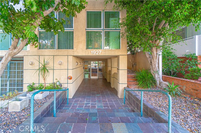 Detail Gallery Image 3 of 47 For 1927 Glendon #301,  Los Angeles,  CA 90025 - 2 Beds | 2 Baths
