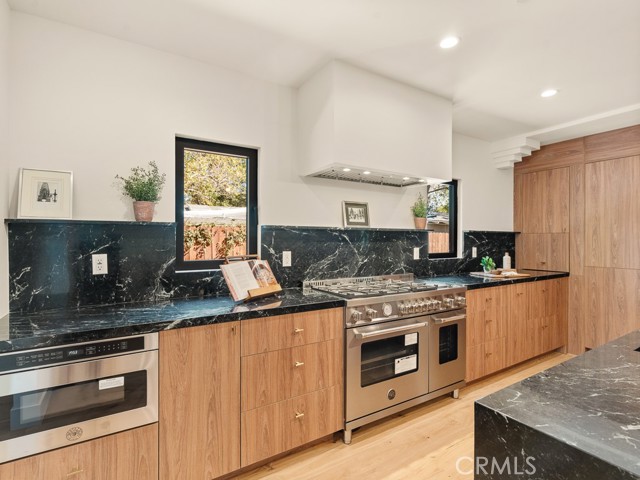 Detail Gallery Image 17 of 68 For 11911 Hartsook, Valley Village,  CA 91607 - 5 Beds | 4 Baths