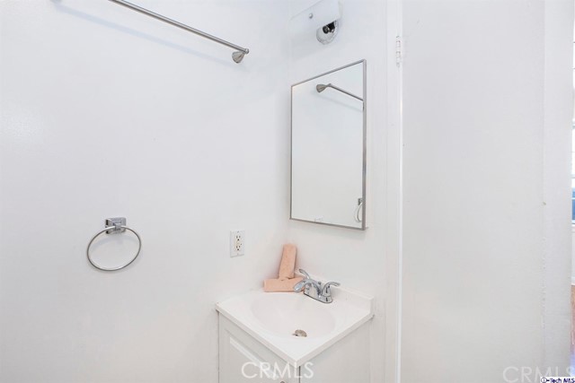https://media.crmls.org/medias/176fd67e-ebb9-4288-bed2-39e9b4afa581.jpg?preset=X-Large