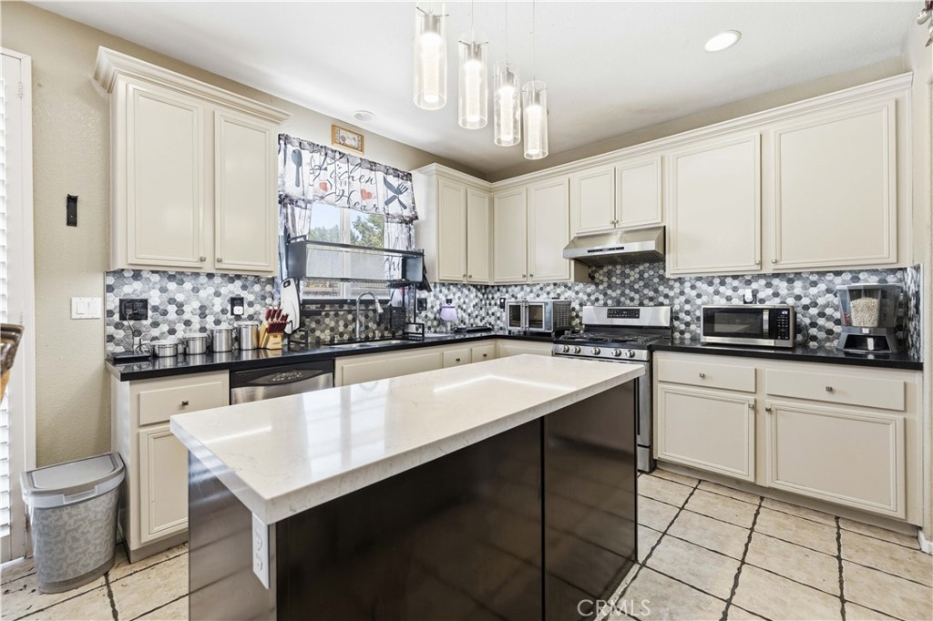 https://media.crmls.org/medias/1770e928-a0aa-4c66-9073-a42e733a253e.jpg?preset=X-Large