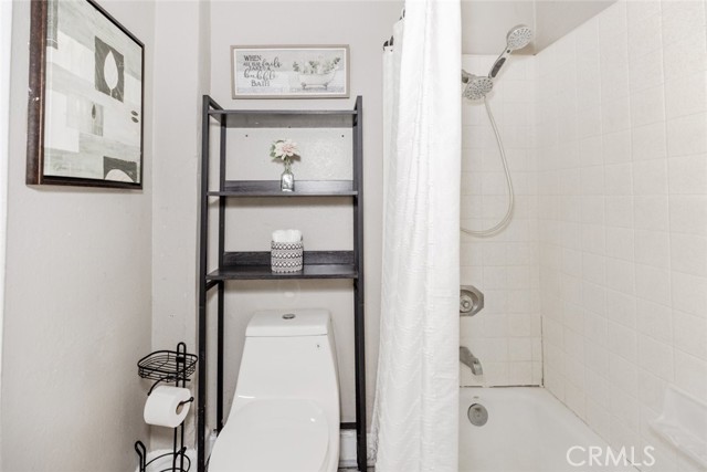 1010 N Madison Avenue, Pasadena CA: https://media.crmls.org/medias/1770fa69-4e69-46a5-8316-b4aabef70014.jpg