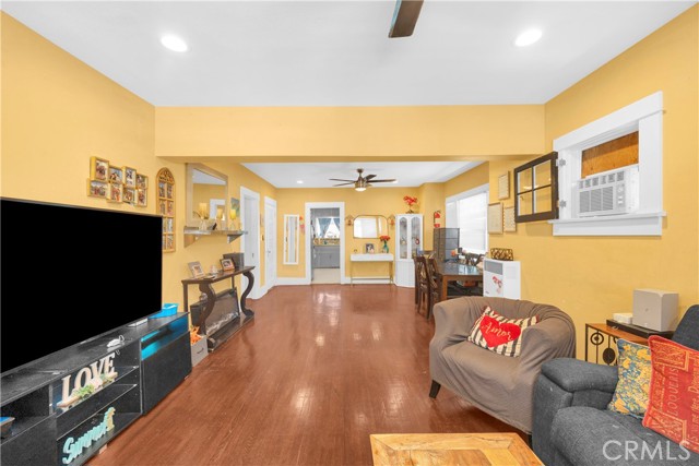 776 Stanley Avenue, Long Beach CA: https://media.crmls.org/medias/1771ec25-3aa2-4e30-a6b6-b39d84aeb27b.jpg