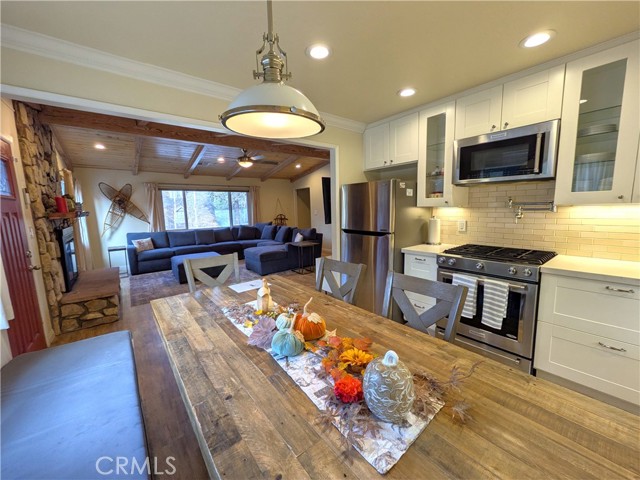 693 Knight Avenue, Big Bear Lake CA: https://media.crmls.org/medias/17737e9e-2d8c-4926-894c-488c52b36fca.jpg
